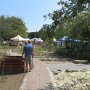 Ein Blick über das Außengelände des  Bildungsforums für Schule, Natur und Umwelt auf die Stände des Heidemarktes